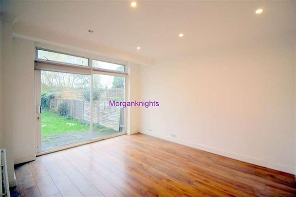 Deynecourt Gardens, Wanstead, E11 - Photo 1