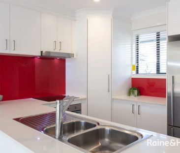 Modern & Low-Maintenance Townhouse in Convenient Franklin Location - Photo 6