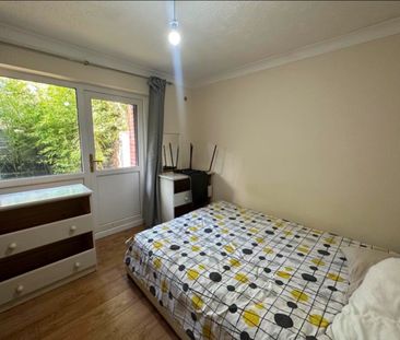 6 Bed Semi-Detached House, Lyon Street, SO14 - Photo 1