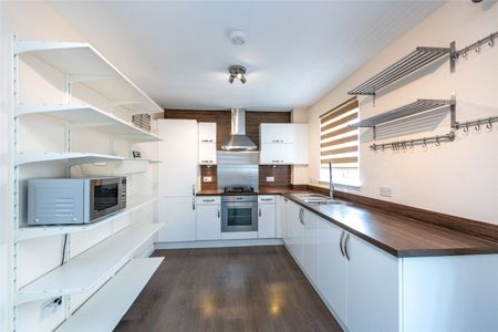 4 bedroom detached house to rent - Photo 2