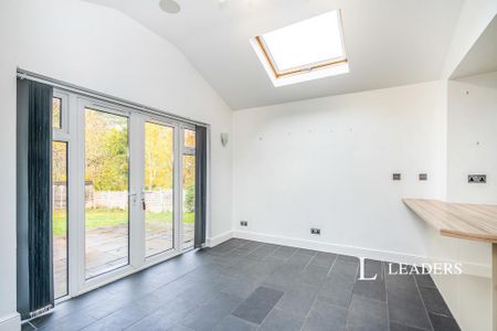 4 bedroom detached house to rent - Photo 3