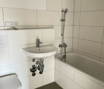 Schöne 2 Raum-Wohnung mit Balkon und Badewanne - Photo 2