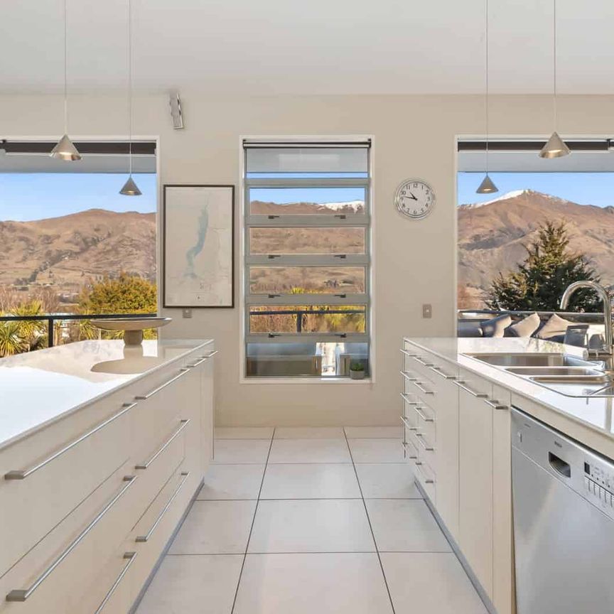 Large property, mountain views - Photo 1