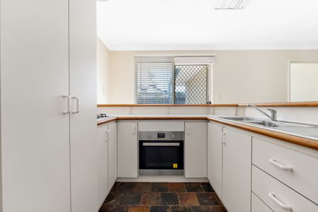 2/33 Holmesdale Road, Woodbridge WA 6056 - Villa For Rent | Domain - Photo 2