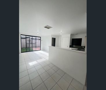 Comfortable & Convenient 3-Bedroom Home – Close to Everything! - Photo 1