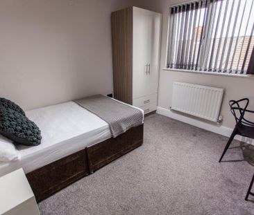 6 bedroom terraced house to rent - Photo 4