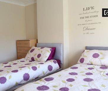 Twin bedroom in 5-bedroom apartment in Clondalkin, Dublin - Photo 6