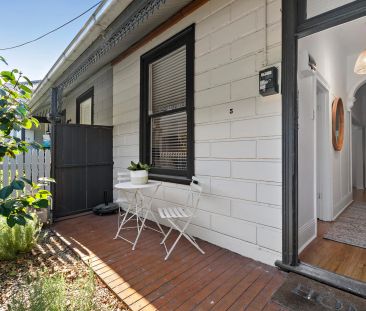 Light-Filled Terrace with North-Facing Garden – Prime Richmond Hill... - Photo 6