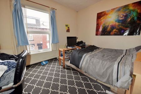 8 bedroom House in Welton Place, Leeds - Photo 2