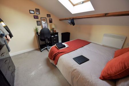 2 bedroom Flat in Flat 1, Leeds - Photo 3