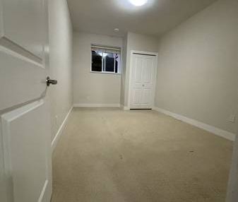 spacious 2 bedroom and 1 bath - Photo 2