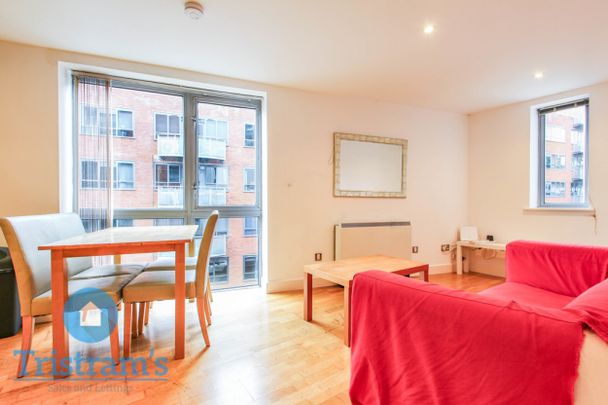 References Pending - 2 bed Apartment - Photo 1