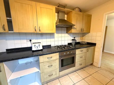 Four bedroom house ideal for working families- 2550 pcm - Photo 4