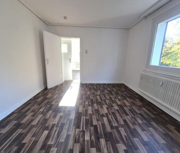 Small, fine, charming: living happiness with an open kitchen - Photo 1