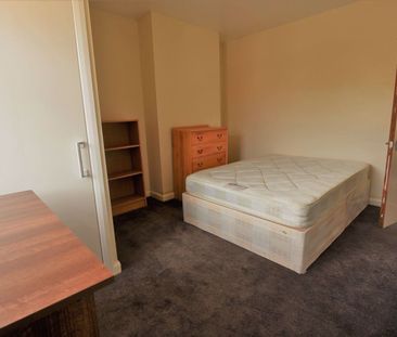 4 bedroom House in Langdale Gardens, Leeds - Photo 3