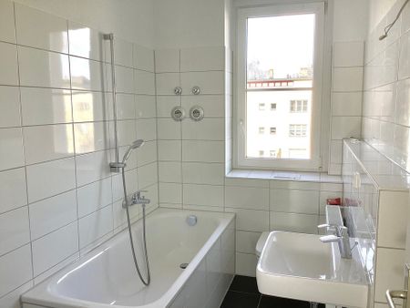 Frisch für Sie saniert - modernes Tageslichtbad mit Wanne vorhanden! - Foto 4