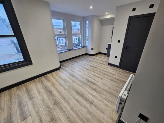 Studio Flat, London, SE6 - Photo 1