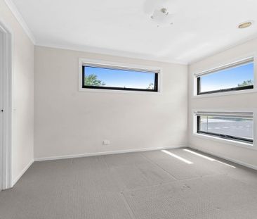 Immaculate Four-Bedroom Home in Prime Lyndhurst Location! - Photo 6