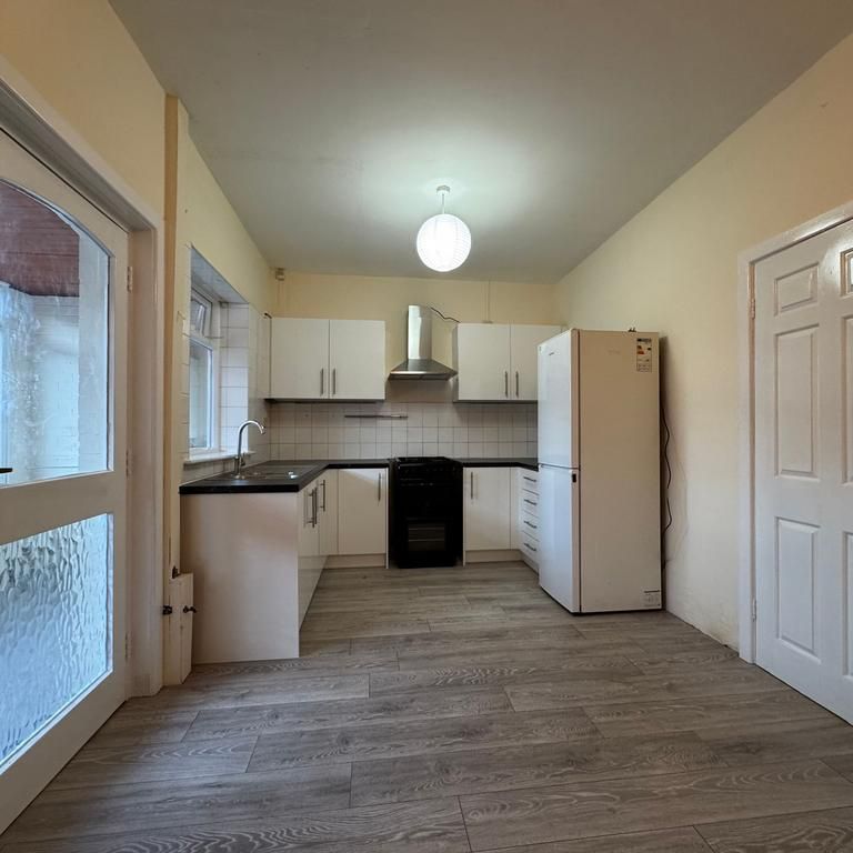 2 bedroom end of terrace house to rent - Photo 1