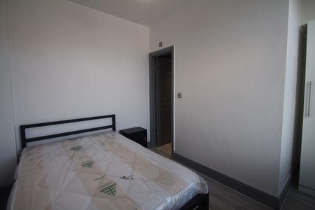 5 bedroom semi-detached house to rent - Photo 2
