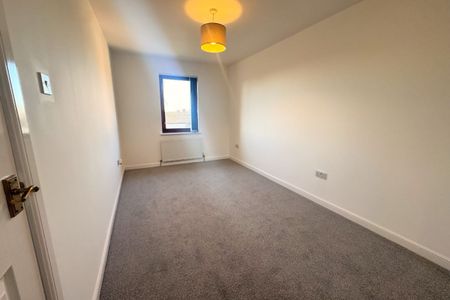2 Bed, Flat - Photo 4