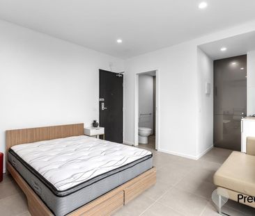 Renovated top floor studio with views from large terrace - Photo 4