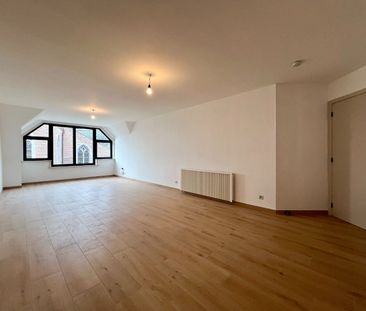 Opgefrist 2 slaapkamer appartement met garagebox, gelegen te centru... - Photo 3