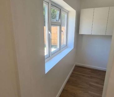 Budoch Drive, Seven Kings, IG3 - Photo 2