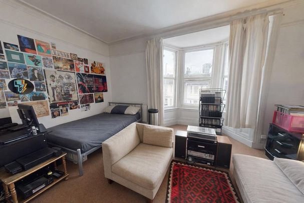 8 bedroom terraced house to rent - Photo 1