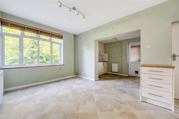 *** Please note: 6 month maximum tenancy*** Five-bedroom versatile detached house with garage and storage. - Photo 1