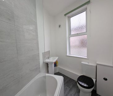 3 bedroom end of terrace house to rent - Photo 2