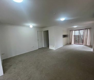 Spacious 3 Bedroom Townhouse in Prime Location - Photo 3