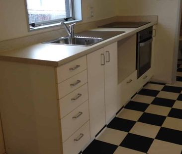 Charming 2 Bedroom Apartment In Excellent Location! - Photo 2