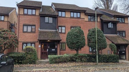 2 bed flat to rent in Pavilion Way, Edgware, HA8 - Photo 4