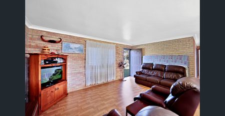 THREE BEDROOM HOME LOCATED IN BURNETT HEADS! - Photo 3