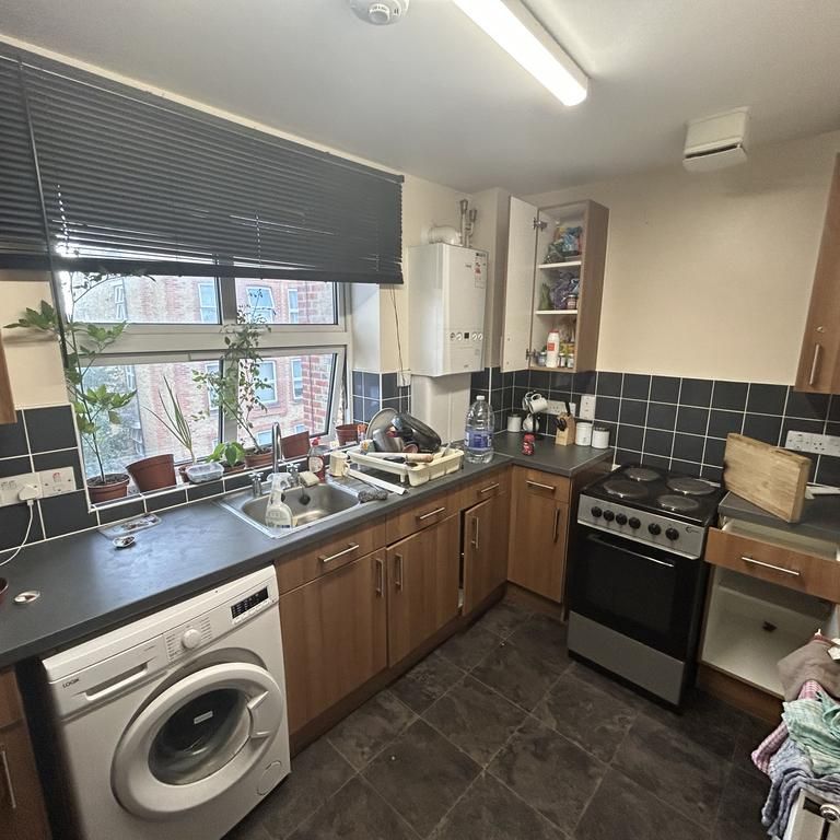1 bedroom in a flat share to rent - Photo 1