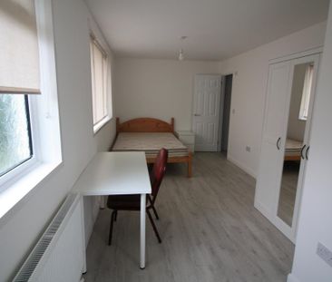 4 bedroom semi-detached house to rent - Photo 4