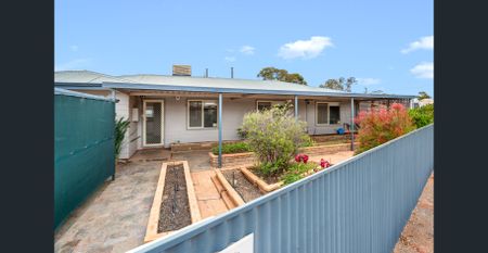 Spacious Family Home Opposite the Kalgoorlie Racecourse - Photo 3
