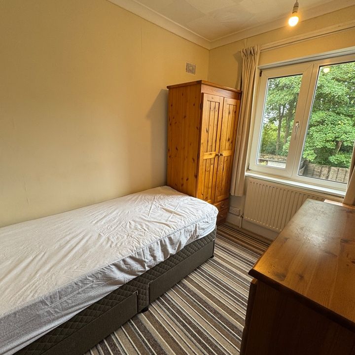 4 Bed Semi-Detached House, Honeysuckle Road, SO16 - Photo 1