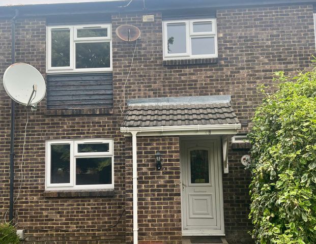 Sallows Close Bedroom 5 - Medium double with ensuite - Photo 1