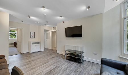 Spacious 4-Bed Ensuite Student Apartment with Large Gardens, Free Parking, Contents Insurance & End of Tenancy Clean - Photo 3