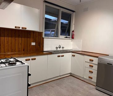 Cozy family-friend two bedroom home in Knoxfield - Photo 3