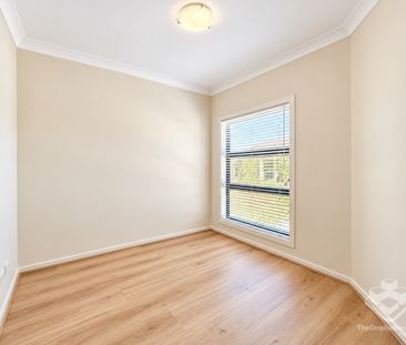 5 BEDROOM TOWNHOUSE IN THE HEART OF CARINDALE - Photo 4