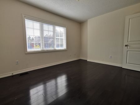 For Lease - 1140 Stuffles Crescent, Newmarket, Ontario - Photo 4