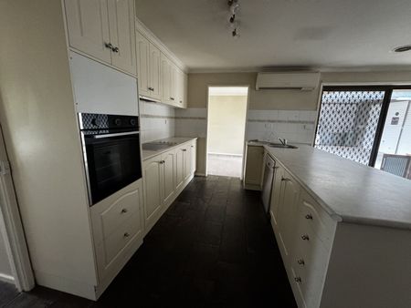COMFORTABLE FAMILY LIVING - Photo 5