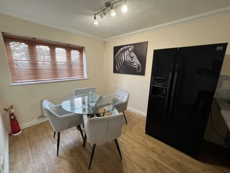 6 bedroom detached house to rent - Photo 3
