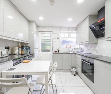 3 bedroom flat to rent - Photo 6