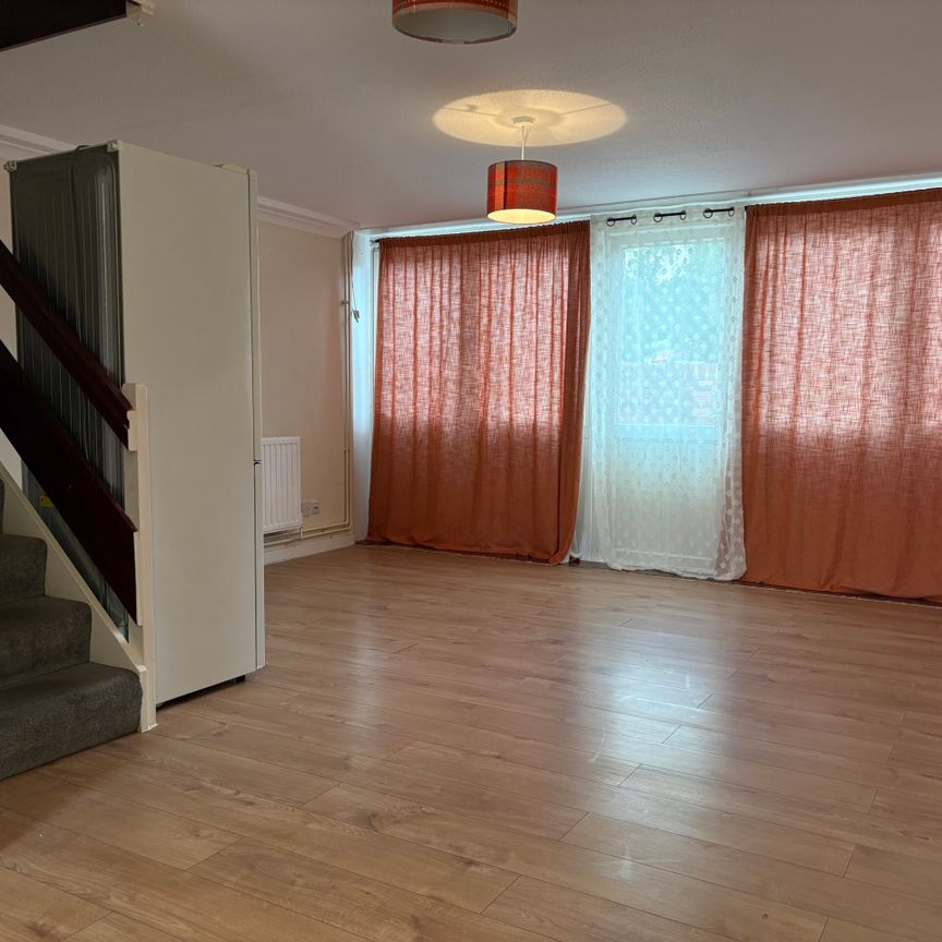 Redwood Estate, Hounslow - Photo 1