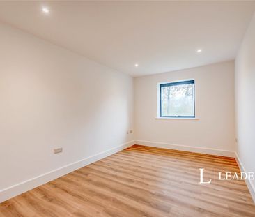 4 bedroom bungalow to rent Charlwood Road, Horley, Surrey, RH6 - Photo 3