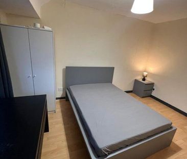 1 bedroom in a flat share to rent - Photo 2